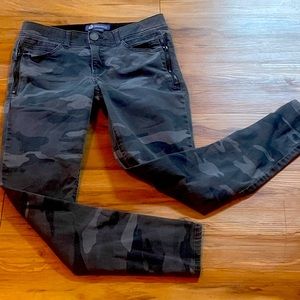Democracy “Ab” Solutions size 6 camo colored jeans.